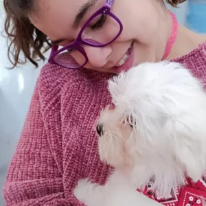 Bichon maltes color blanco con su dueña felíz
