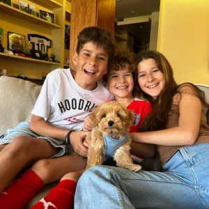 Maltipoo cachorro con sus nuevos dueños, clientes satisfechos bages dog