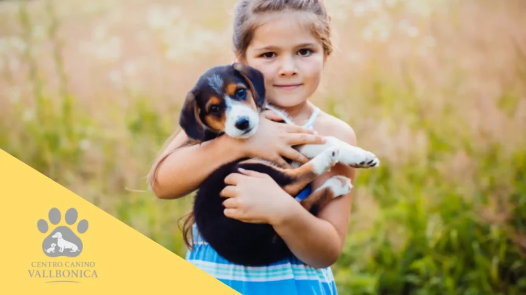 Niño pequeño acariciando a un cachorro en casa bajo la supervisión de un adulto