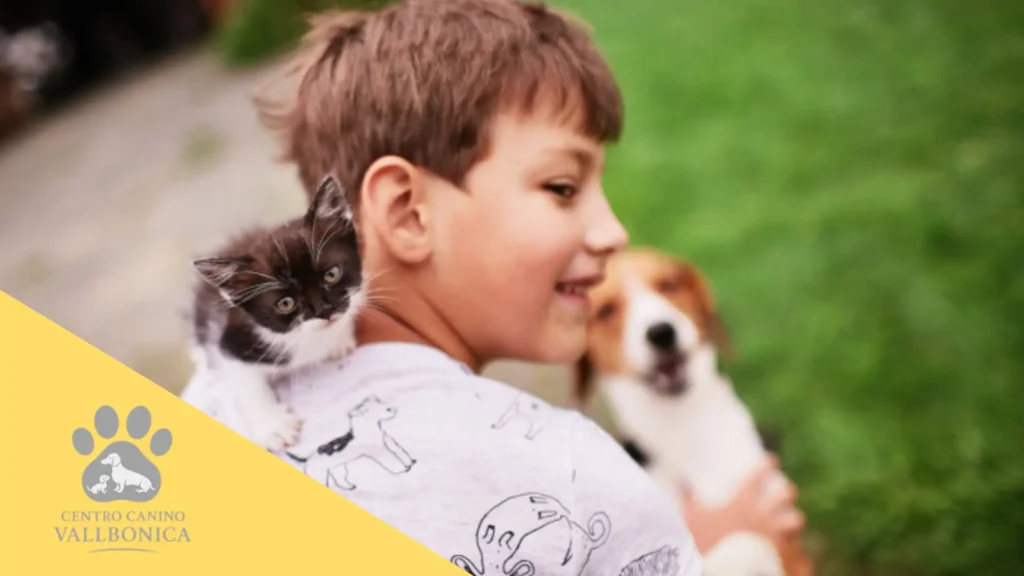 Cachorro observando con curiosidad a un gato adulto en el salón durante su primer encuentro