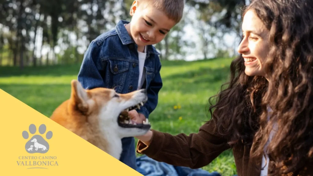Tutor acariciando a un cachorro con expresión atenta y cariñosa